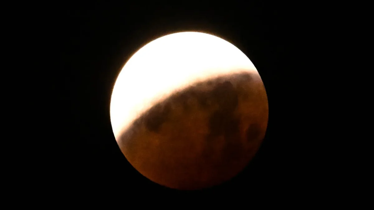 Eclipse lunar hoje: Lua fica 96% escurecida e vermelha no Brasil
