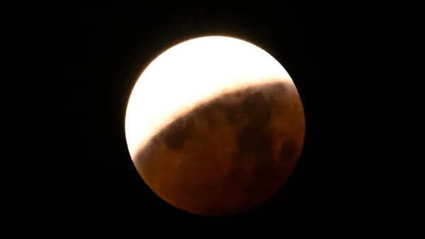 Eclipse lunar hoje: Lua fica 96% escurecida e vermelha no Brasil
