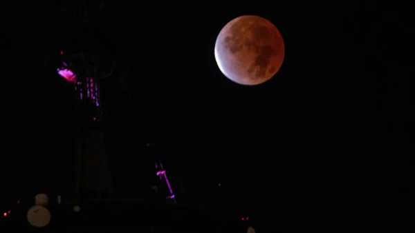 Eclipse lunar parcial escurece 96% da Lua cheia em agosto 2026