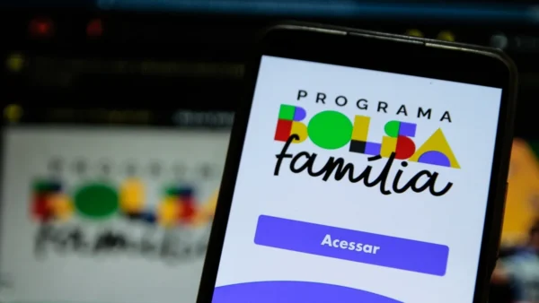 Bolsa Família inicia pagamentos de agosto com piso de R$ 600