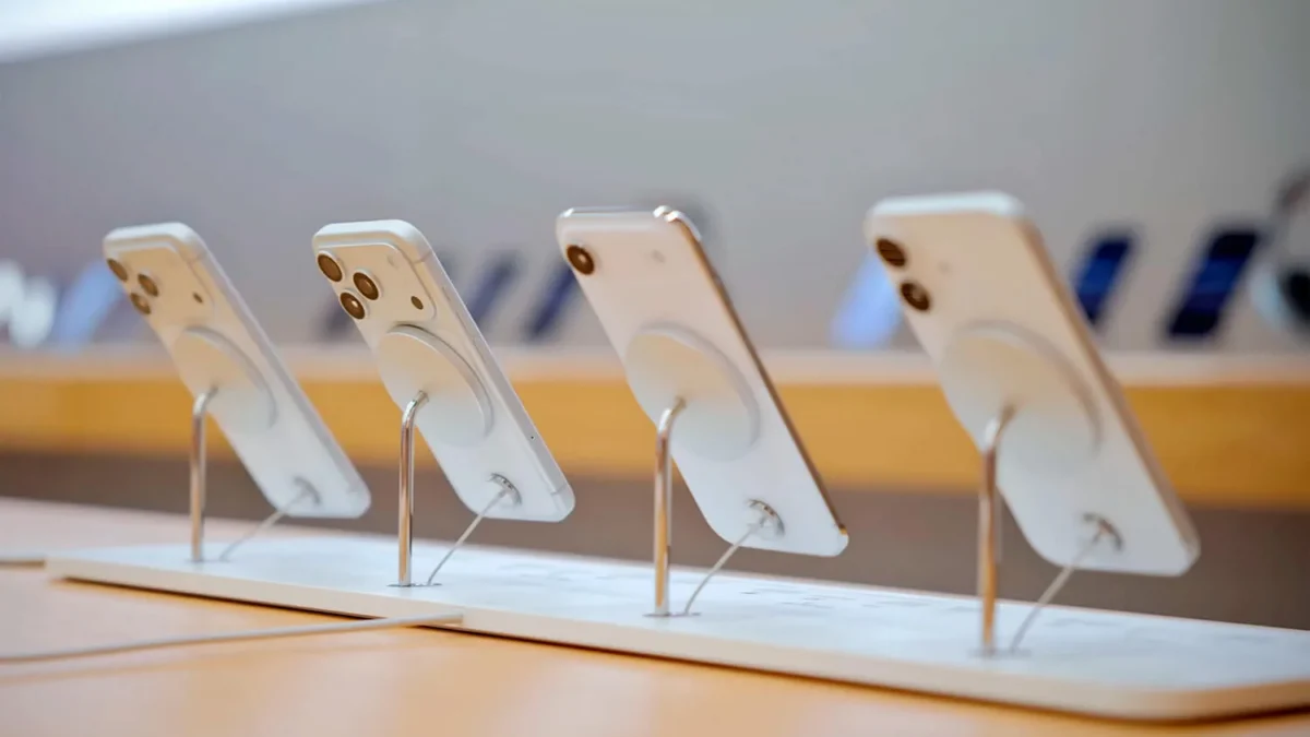 Apple adia iPhone 18 tradicional e lança dobrável em set/26