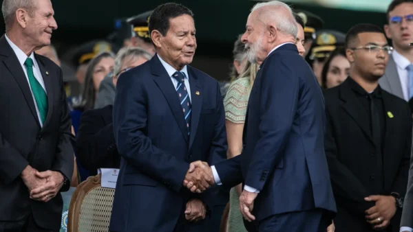 Lula pede apoio de Mourão para projeto dos minerais críticos
