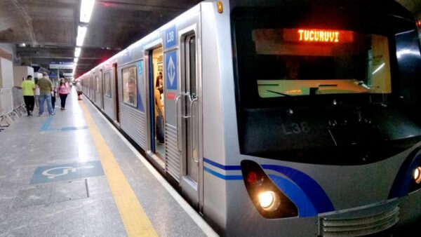 Falha no Metrô SP trava linhas Azul e Vermelha por 40 minutos