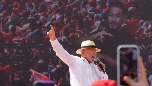 Lula inicia tour eleitoral estratégico em três estados