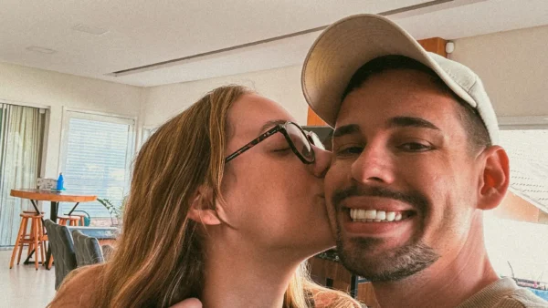 Viúvo de Isabel Veloso revela namoro e gera polêmica nas redes