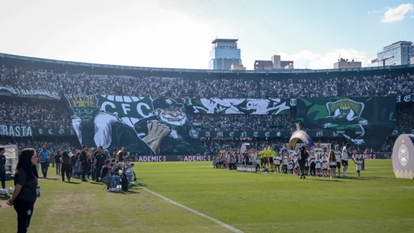 Coritiba reage com 10 e arranca 3 a 3 épico no Atletiba