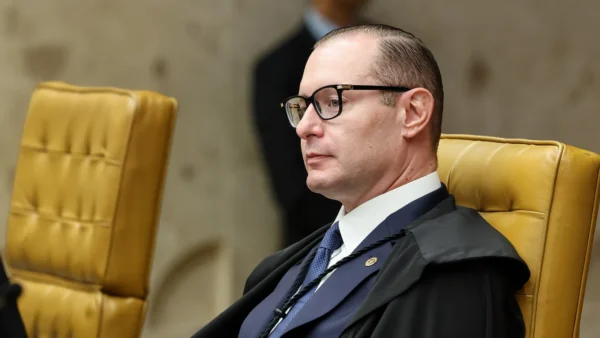 Zanin barra pedido para obrigar Senado a instalar CPI do Master