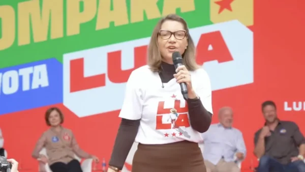 Lula em Curitiba: Janja é vaiada e promete vitória no voto
