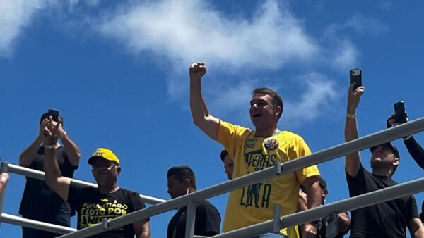 Flávio Bolsonaro acusa CNBB de fake news nas eleições