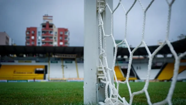 Operário x Criciúma adiado para terça às 19h30 por chuvas em SC
