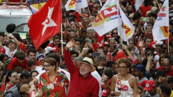Lula liga obras em MG à reeleição e pede silêncio a Cleitinho
