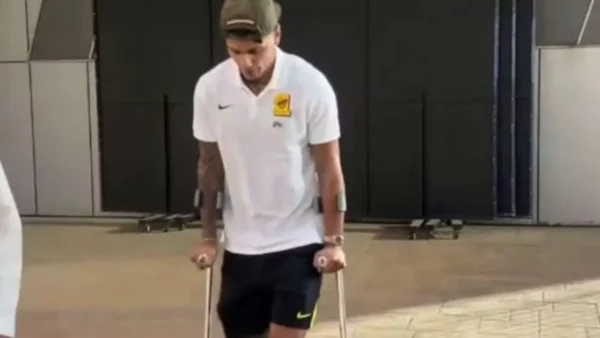 Richard Ríos sofre lesão no tornozelo e deixa jogo de muletas