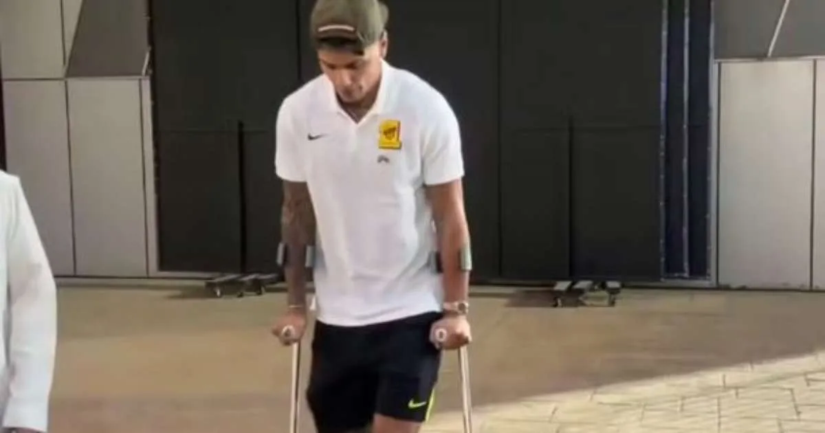 Richard Ríos sofre lesão no tornozelo e deixa jogo de muletas