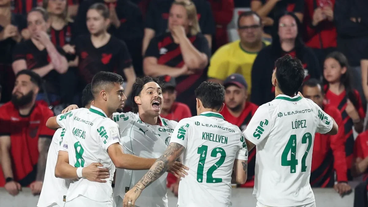 Maurício assume posição de zagueiro e leva Palmeiras à liderança