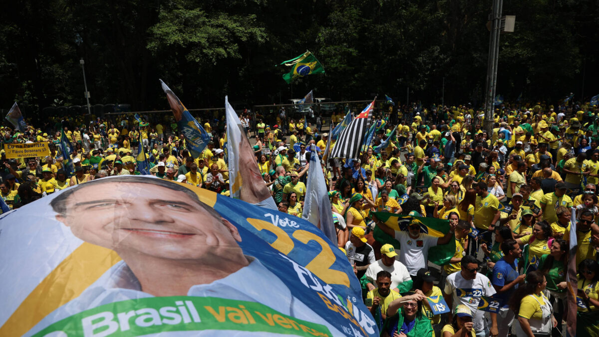 Flávio Bolsonaro atrai 71,9 mil na Paulista a 7 dias do 2º turno