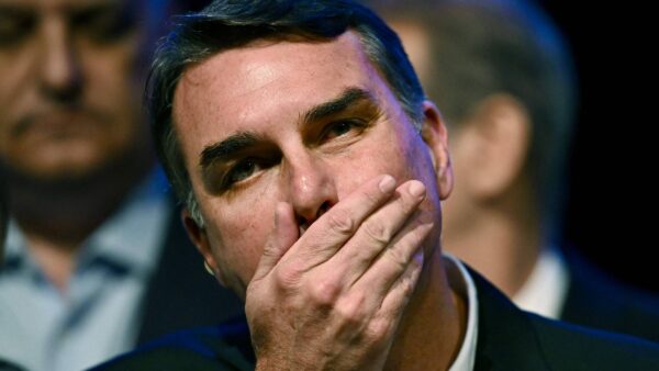 Flávio Bolsonaro foge ao EUA após ordem de prisão do STF