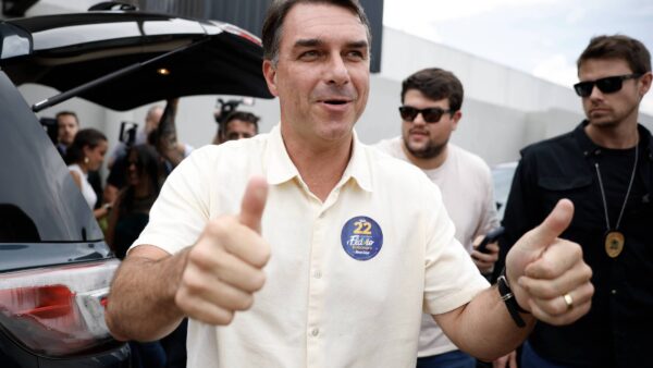 Flávio Bolsonaro foge e divulga carta golpista nos EUA hoje