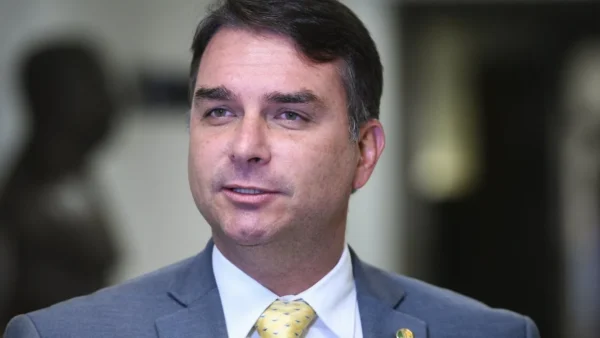 Flávio Bolsonaro propõe trocar servidor aposentado por IA