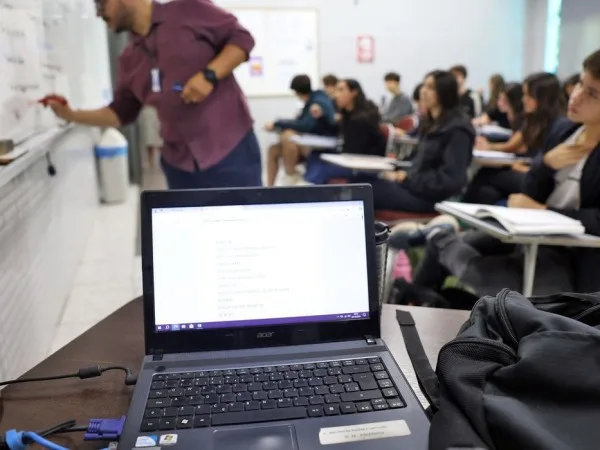 Professora usa IA para criar vídeos dos sonhos dos alunos