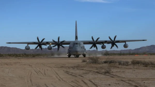 Aeronave militar dos EUA pousa no Galeão em exercício com Brasil