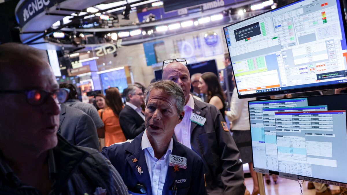 Mercados oscilam com tensão geopolítica e ajuste em tecnologia