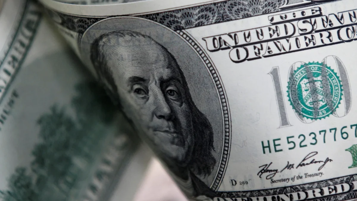 Dólar cai abaixo de R$ 5 e Ibovespa supera 209 mil pontos hoje