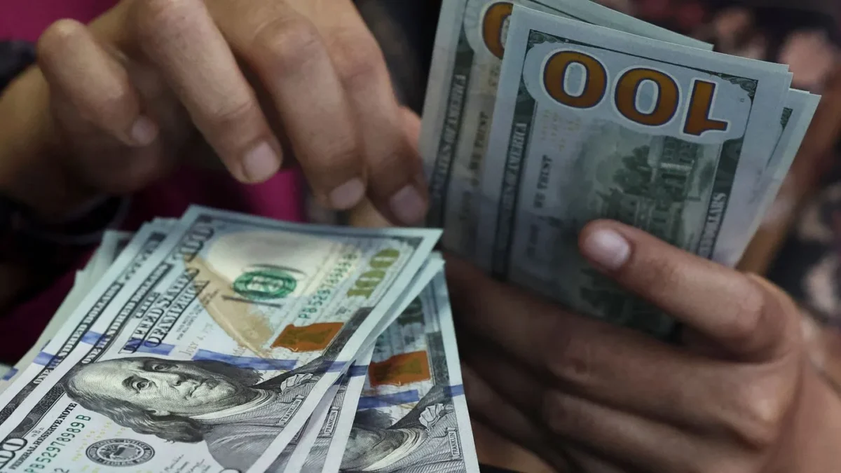 Dólar recua e bolsa cai em ajuste após reeleição de Lula
