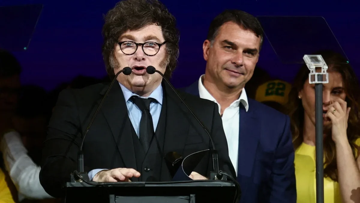 Milei é pressionado por passagem de Flávio e silêncio sobre Lula