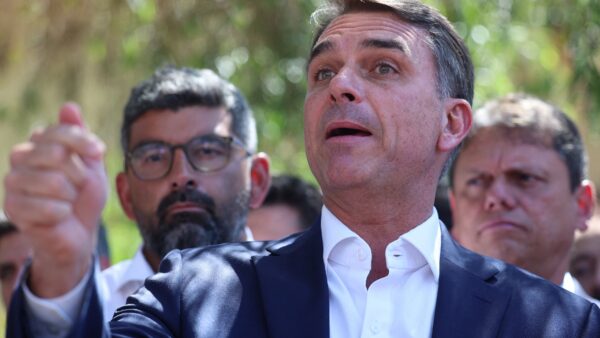 Flávio Bolsonaro cede à pressão e vota pela PEC do fim do 6×1