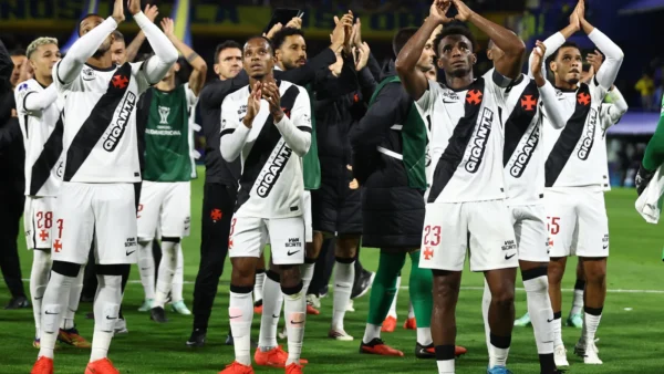 Vasco vence Boca na Bombonera e avança na Sul-Americana 2026