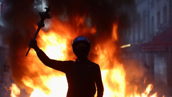 Protestos na França reúnem 500 mil e geram toque de recolher