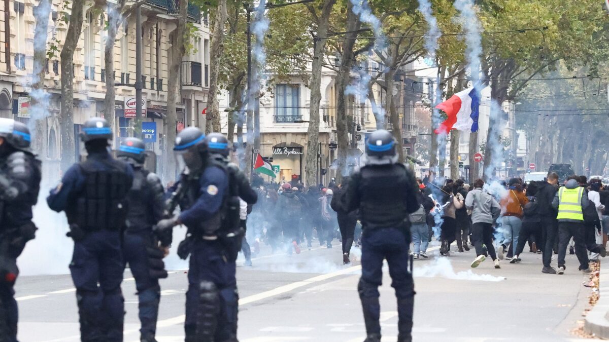 Polícia usa gás lacrimogêneo para conter protestos na França hoje