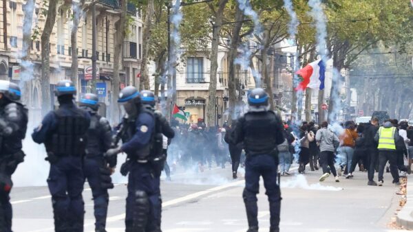 Polícia usa gás lacrimogêneo para conter protestos na França hoje