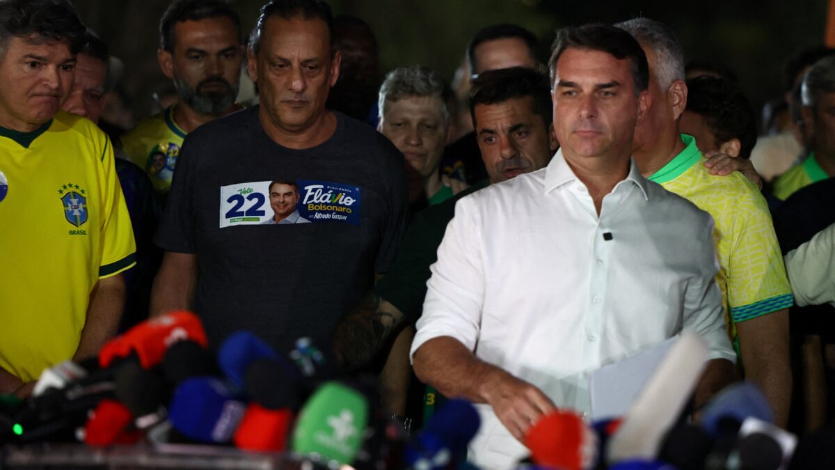 Flávio Bolsonaro pede anulação da eleição e rejeita derrota