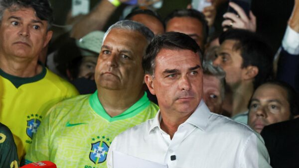 PL reconhece vitória de Lula e Flávio Bolsonaro anuncia anulação