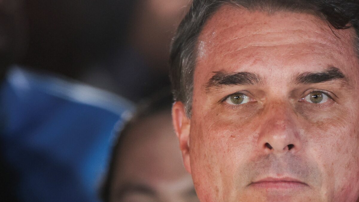 Flávio Bolsonaro foge para os EUA após ordem do STF descumprida