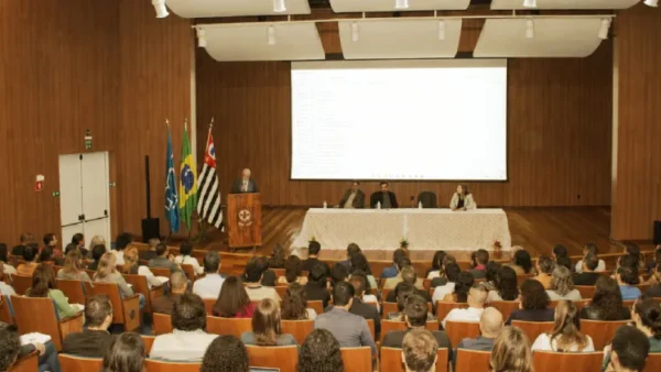 USP abre inscrições para simpósio sobre IA e ensino em novembro