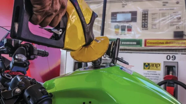 Gasolina aumento: dólar sobe 12% e pressiona preço no Brasil hoje