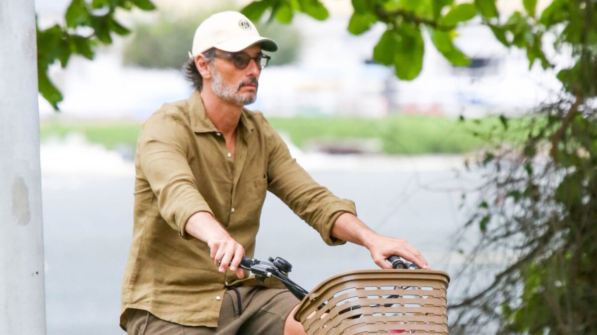 Rodrigo Santoro pedala na Lagoa Rodrigo de Freitas no Rio