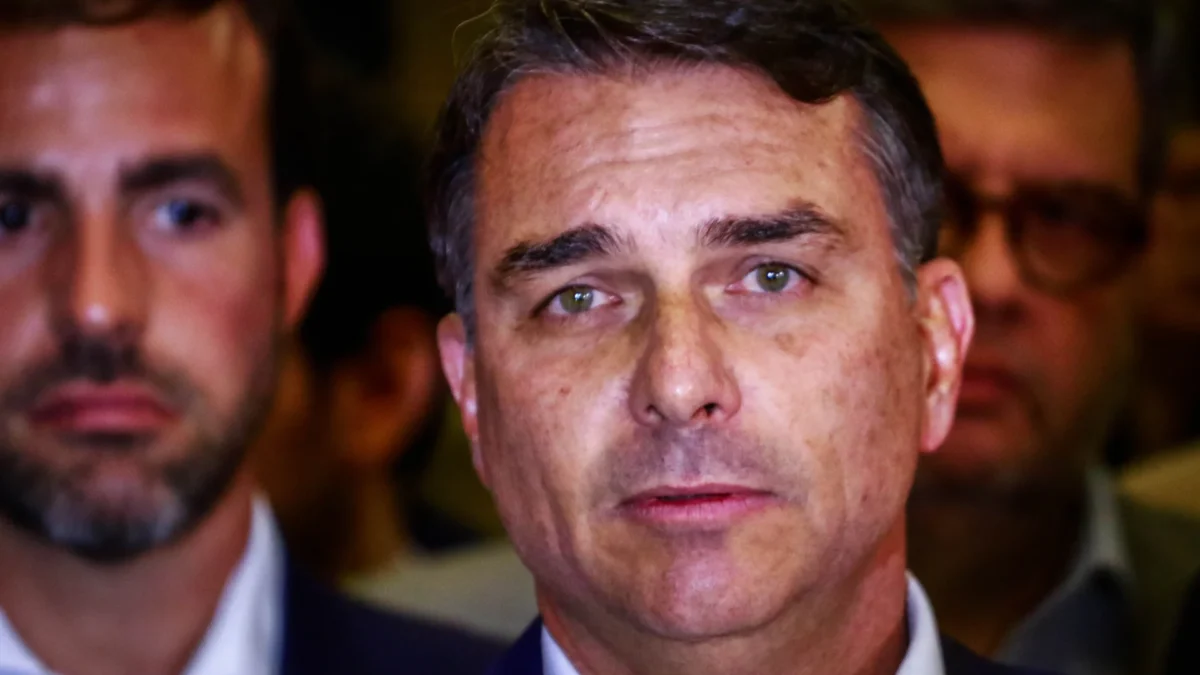 Flávio Bolsonaro apoia PEC que elimina escala 6×1 e muda eleição