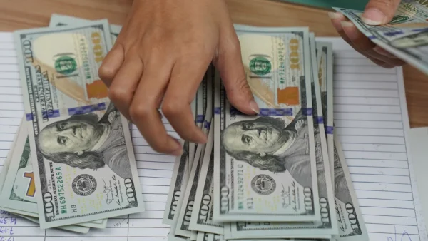 Dólar cai a R$4,99 com aposta em vitória de Flávio Bolsonaro