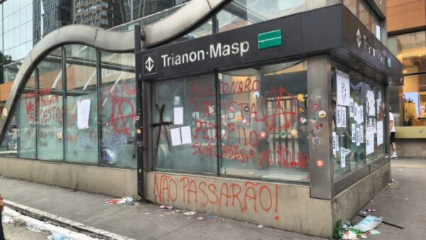 Manifestação pró-Lula termina em depredação de estações de metrô