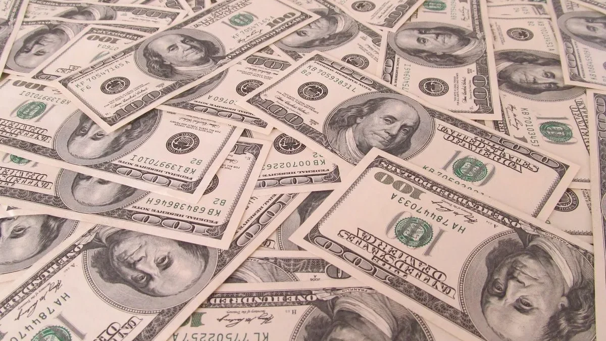Dólar hoje 25/10: cotação abre a R$ 5,04 e mira eleição 2026