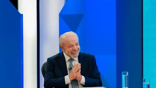 Lula cancela entrevista hoje para poupar voz antes do debate