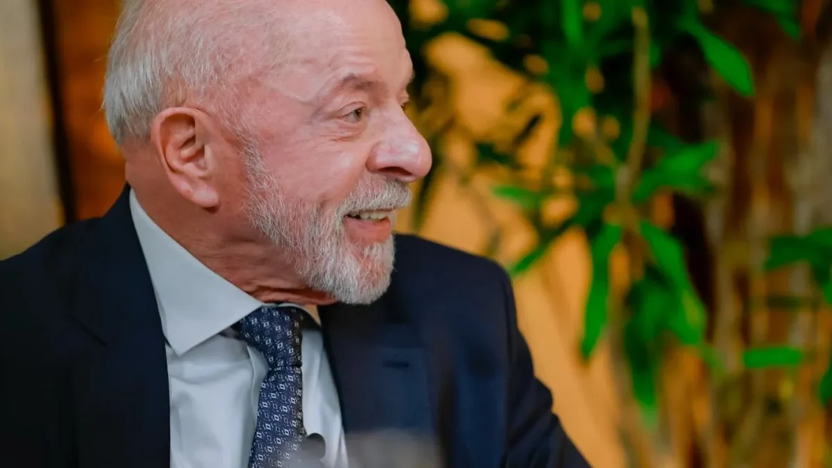 Lula abre sigilo bancário e desafia Flávio Bolsonaro a responder