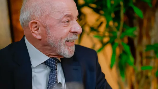 Lula abre sigilo bancário e desafia Flávio Bolsonaro a responder