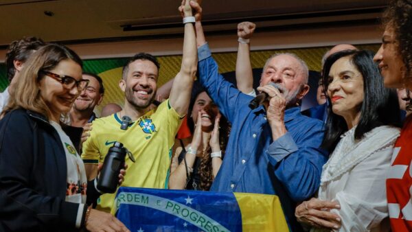 27 partidos reconhecem reeleição de Lula; Flávio contesta