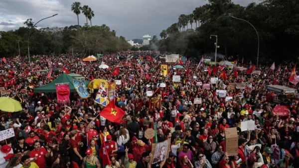 Milhares lotam Redenção em ato cultural pró-Lula em Porto Alegre