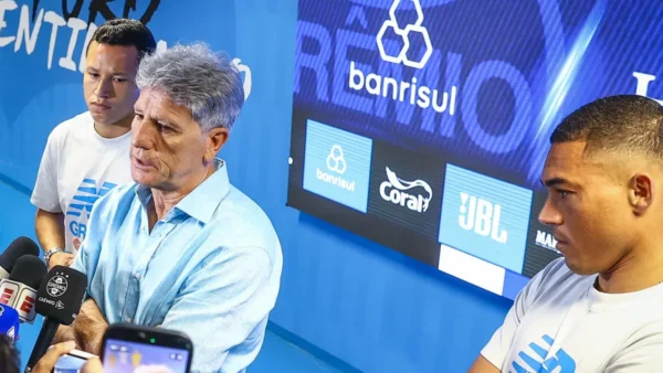 Carlos Vinícius afasta saída e expõe tensão no Grêmio
