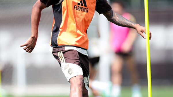 Gonzalo Plata treina no Flamengo e pode atuar contra Santos